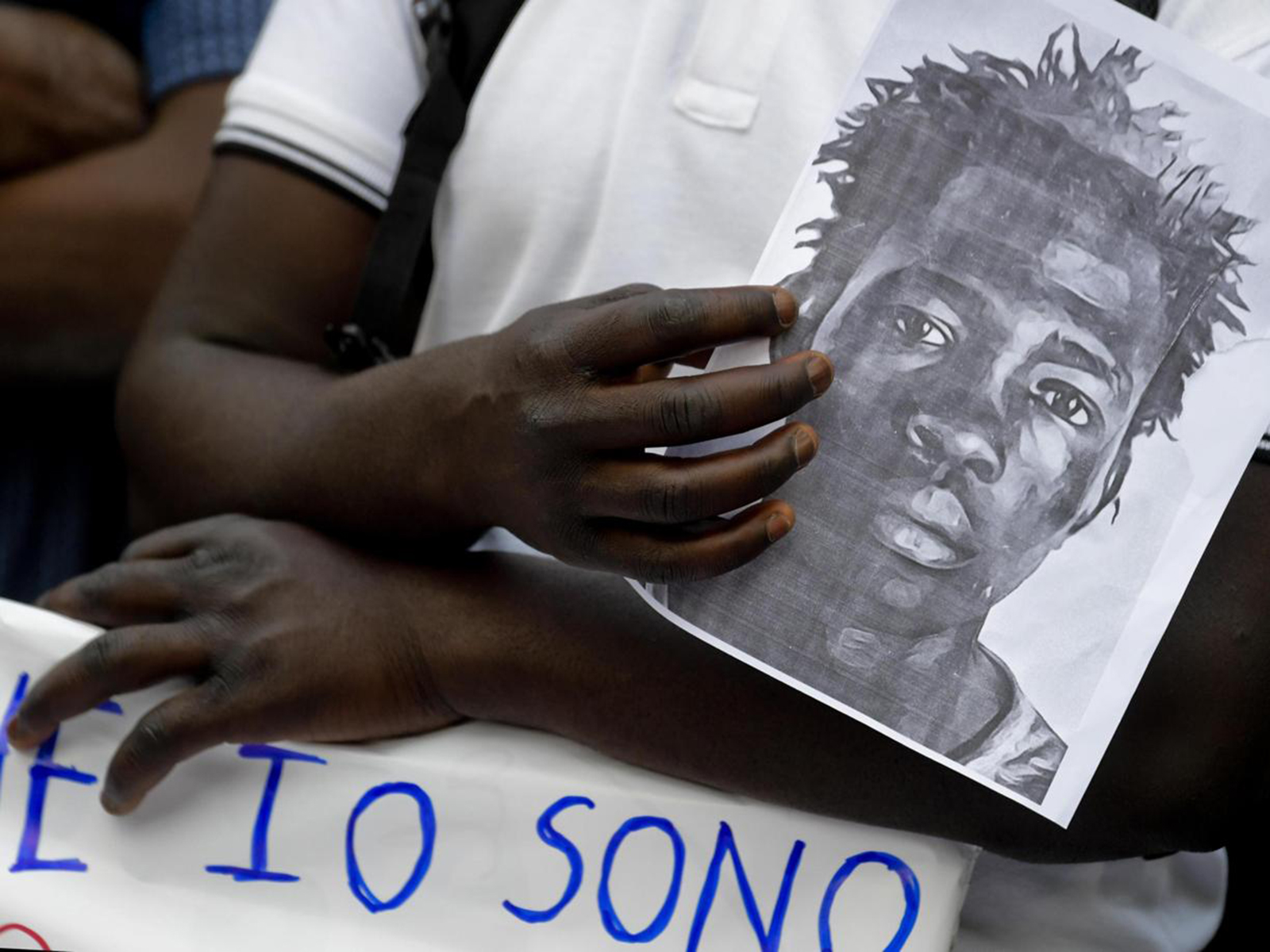 Un momento del sit-in di protesta a Napoli a seguito dell'omicidio di Soumaila Sacko, migrante maliano di 29 anni, uccisio a colpi di fucile a San Calogero (Vibo Valentia) 4 giugno 2018. ANSA/ CIRO FUSCO